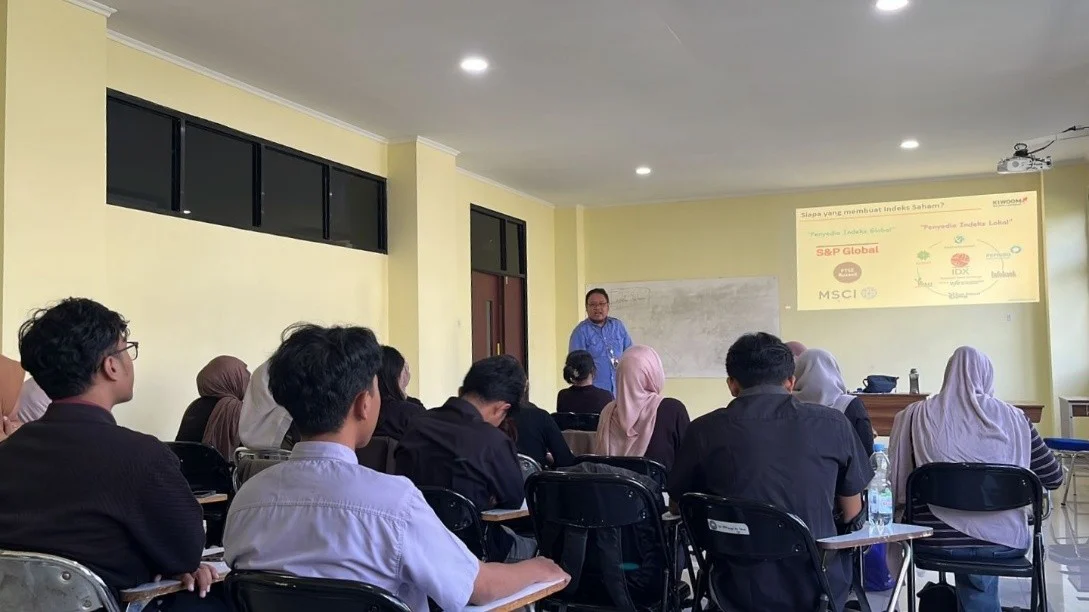 KSPM USTEDI memberikan edukasi saham sektoral dan tematik kepada mahasiswa