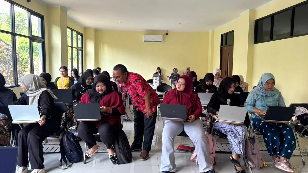 Mahasiswa Akuntansi USTEDI mengikuti praktik aplikasi MYOB di laboratorium komputer