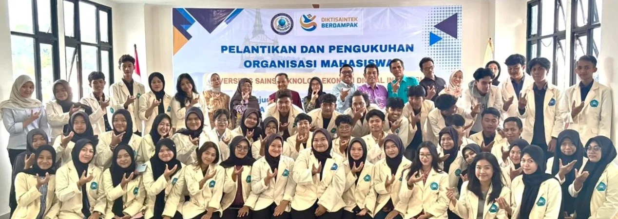 Rektor USTEDI melantik dan mengukuhkan pengurus BEM, UKM, dan HMJ periode 2026 di Kampus USTEDI Semarang.